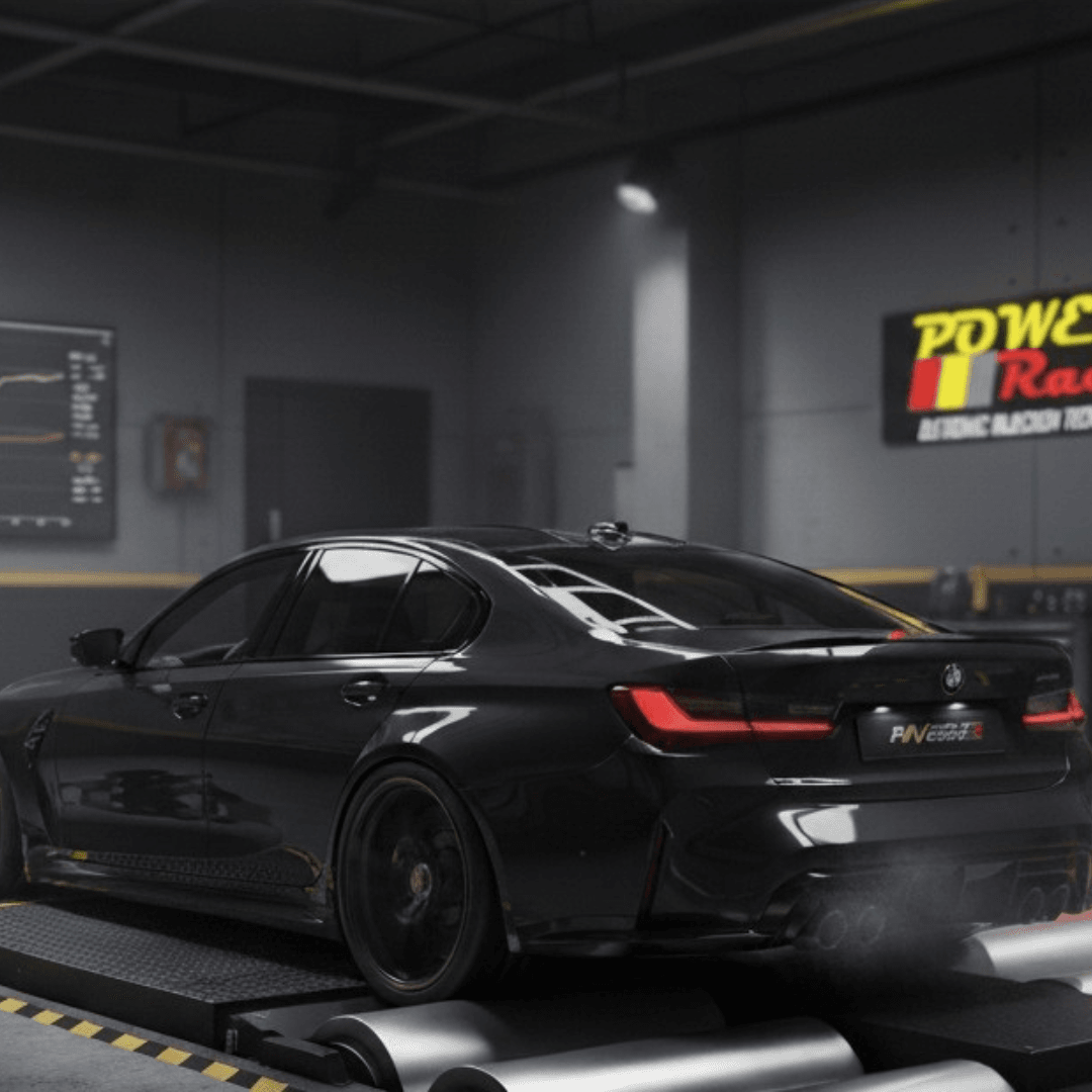 BMW sedan preto no dinamômetro com logo Power Race ao fundo